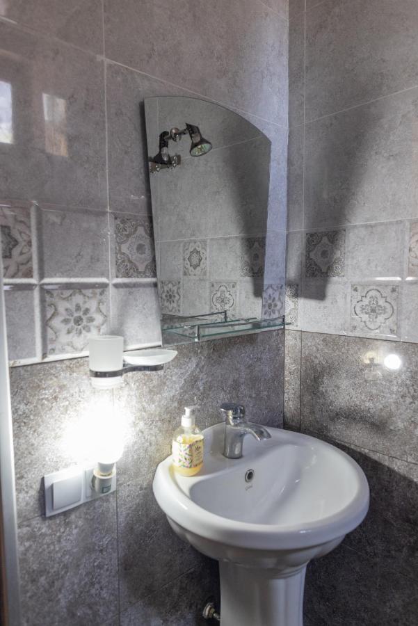 Wine House Hotel Tbilisi ภายนอก รูปภาพ