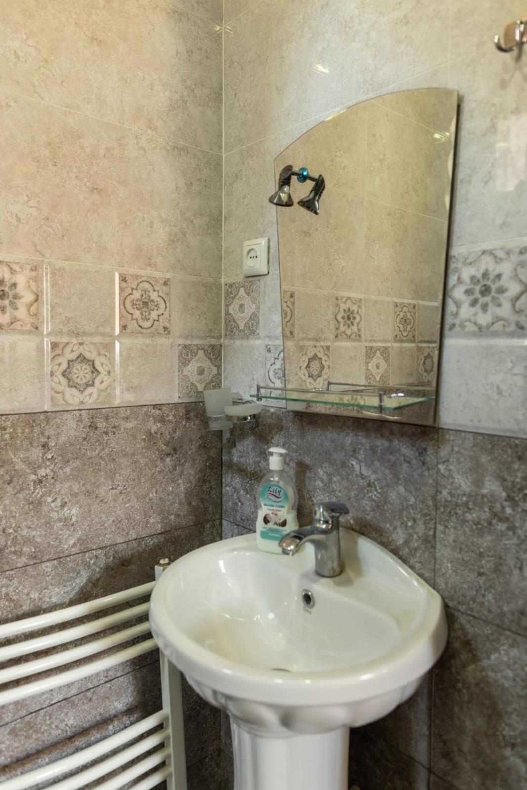 Wine House Hotel Tbilisi ภายนอก รูปภาพ