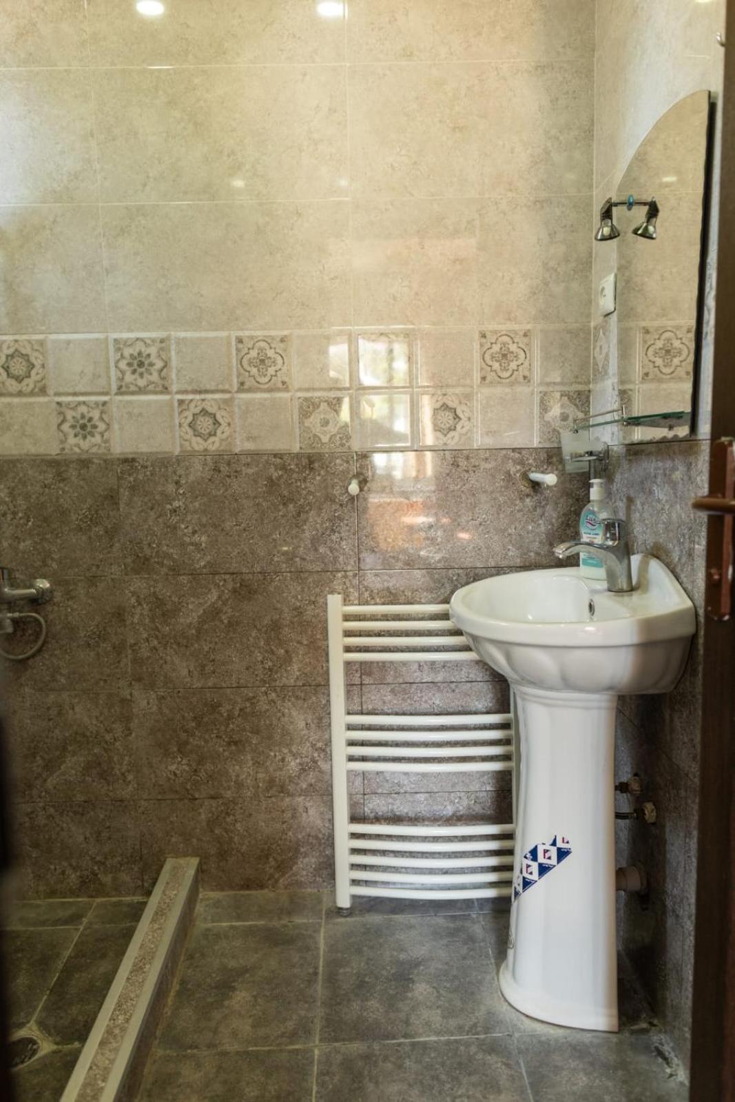Wine House Hotel Tbilisi ภายนอก รูปภาพ